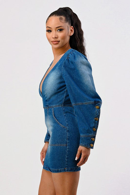 Vestido mini de mezclilla con cuello en V y volantes