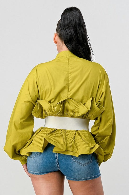 Blusa plisada con cinturón y mangas con volantes