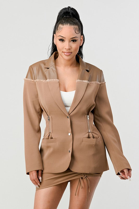 Conjunto elegante de blazer y minifalda en dos tonos