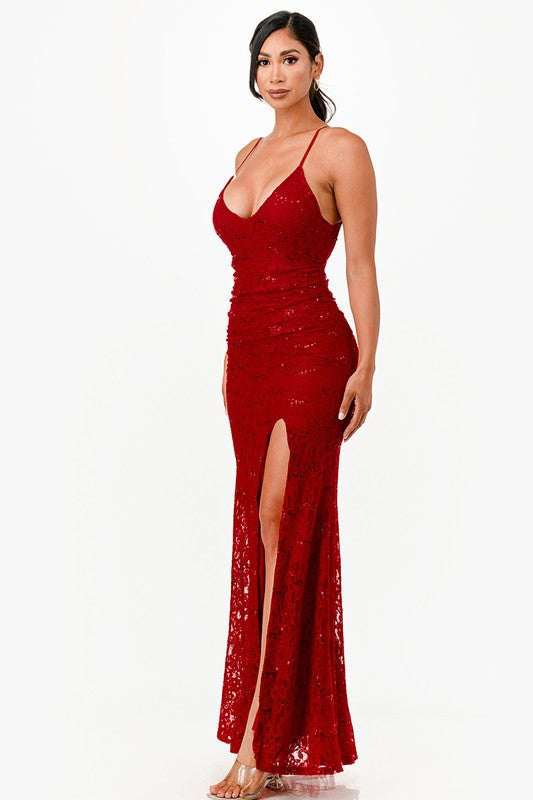 Vestido de cóctel con una abertura y encaje y lentejuelas