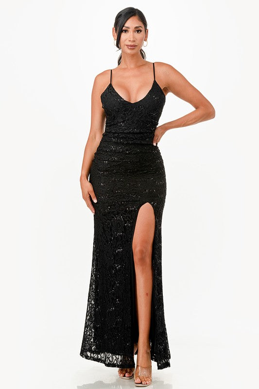Vestido de cóctel con una abertura y encaje y lentejuelas