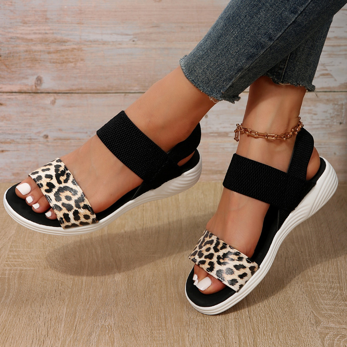 Sandalias de piel con punta abierta y tacón bajo