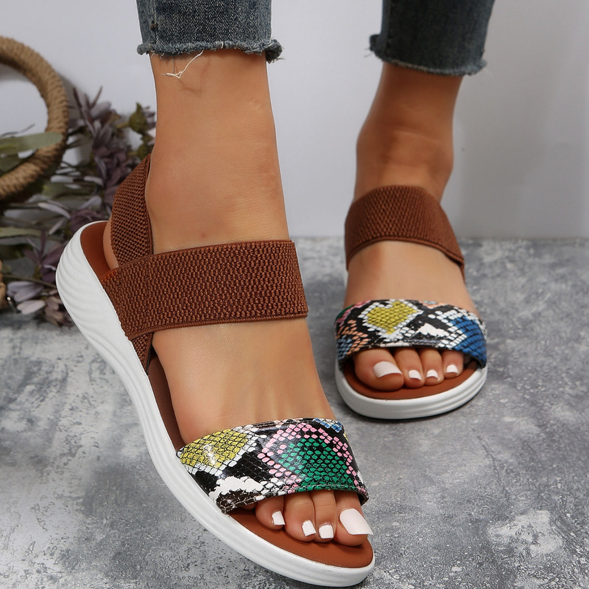 Sandalias de piel con punta abierta y tacón bajo