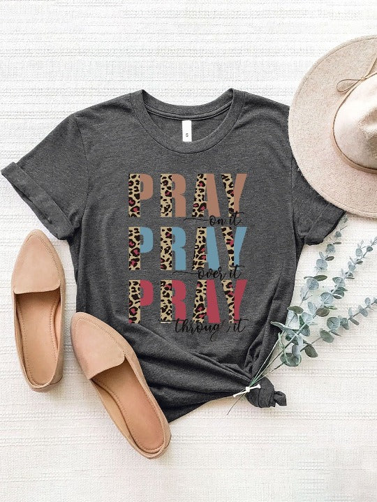 Camiseta de manga corta con gráfico de la letra Pray