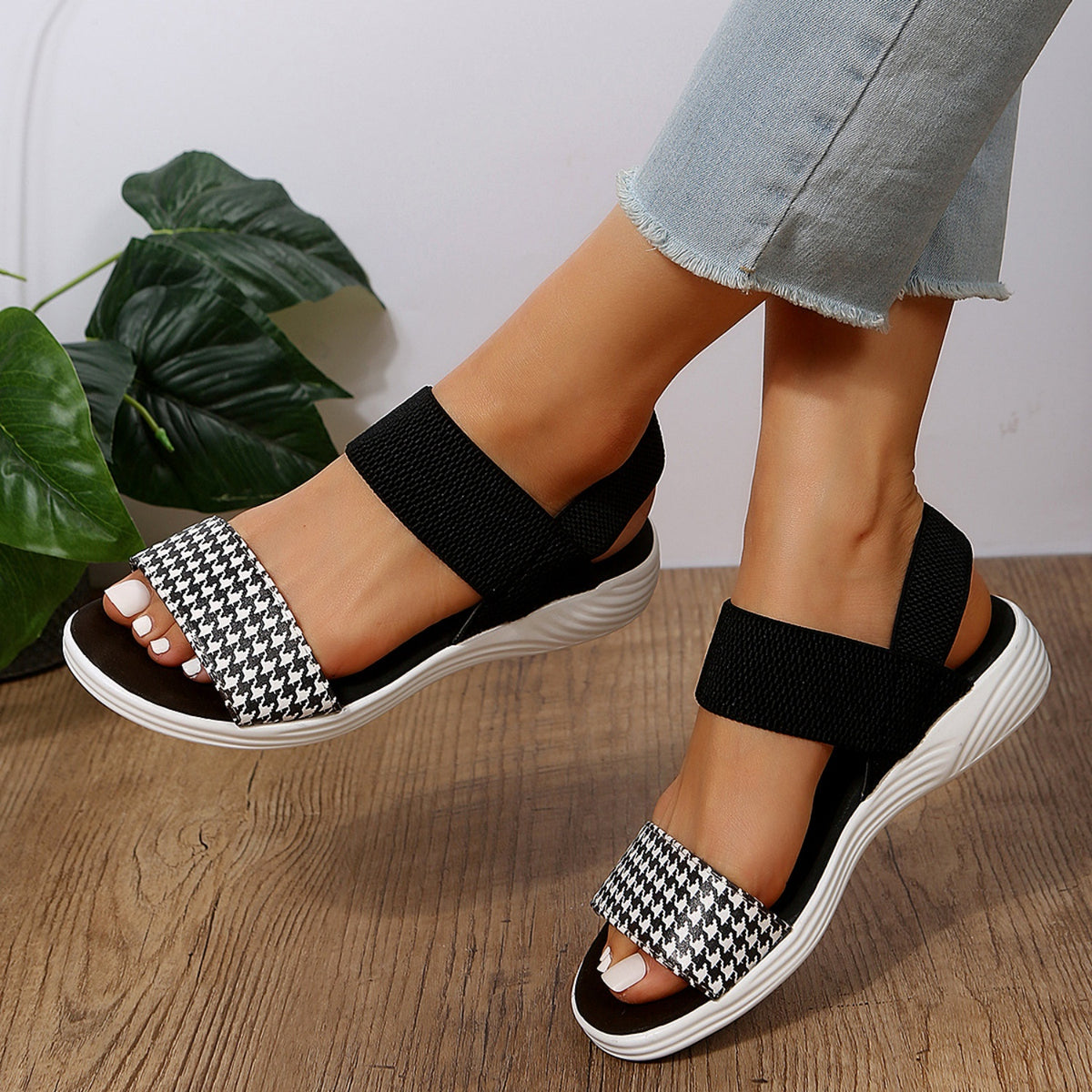Sandalias de piel con punta abierta y tacón bajo