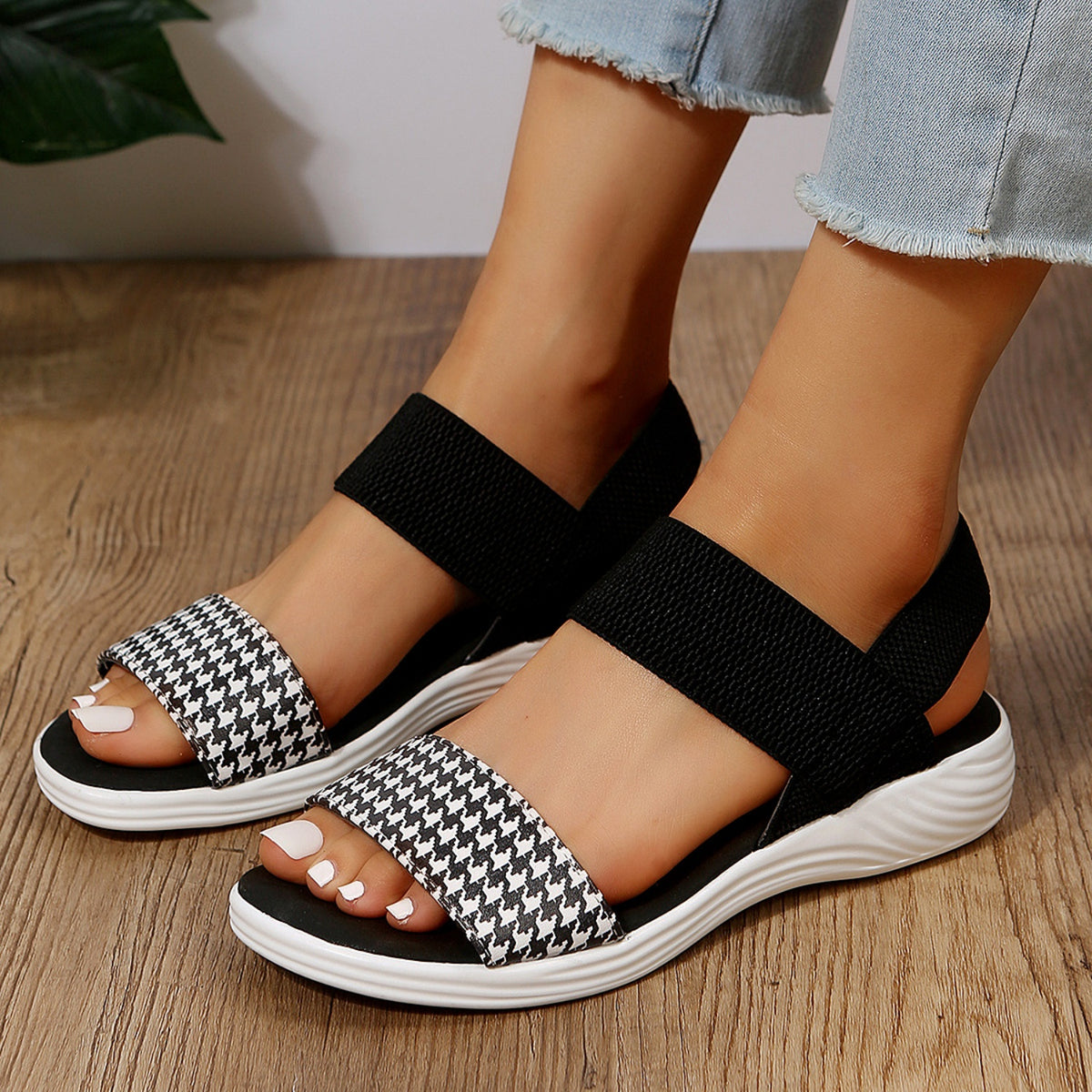 Sandalias de piel con punta abierta y tacón bajo