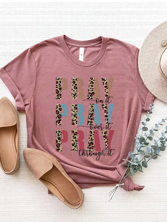 Camiseta de manga corta con gráfico de la letra Pray