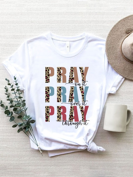Camiseta de manga corta con gráfico de la letra Pray