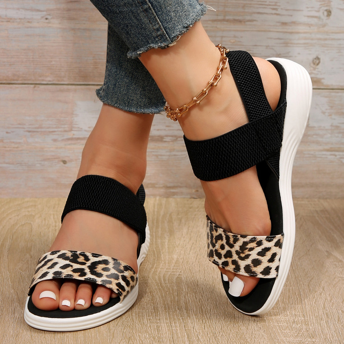 Sandalias de piel con punta abierta y tacón bajo