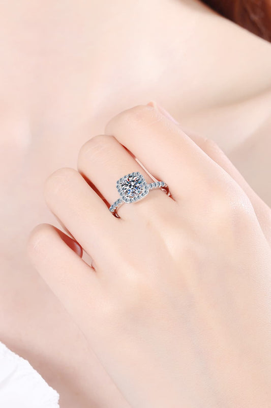 Anillo de moissanita con halo cuadrado de 2 quilates