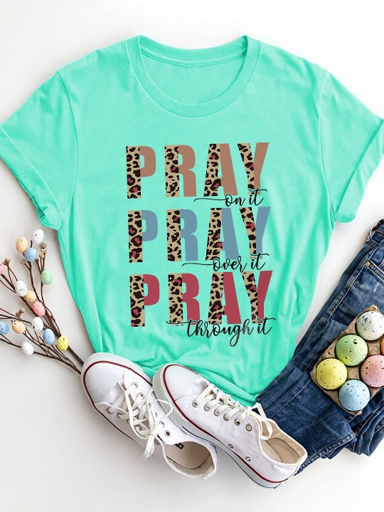 Camiseta de manga corta con gráfico de la letra Pray