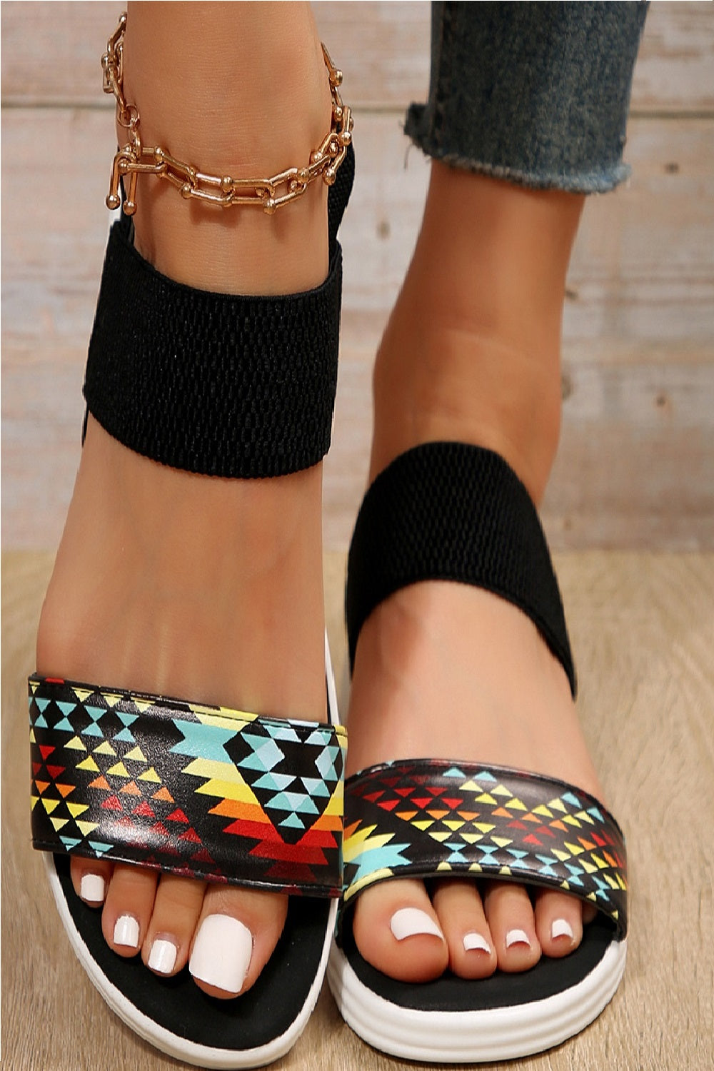 Sandalias de piel con punta abierta y tacón bajo