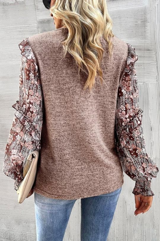 Blusa con mangas abullonadas y volantes florales