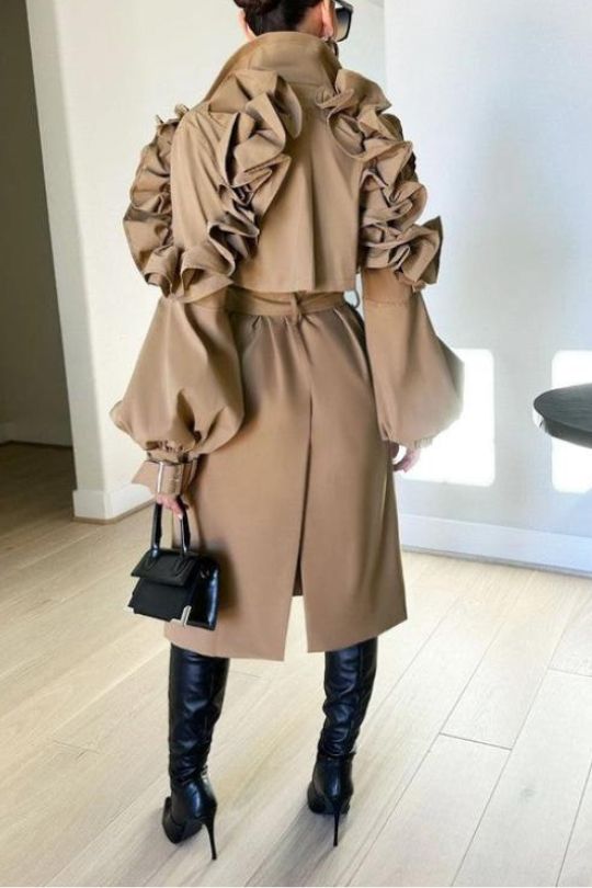 Gabardina con botones y mangas florales de Sasha