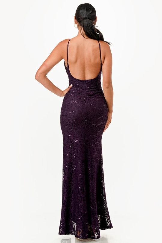 Vestido de cóctel con una abertura y encaje y lentejuelas