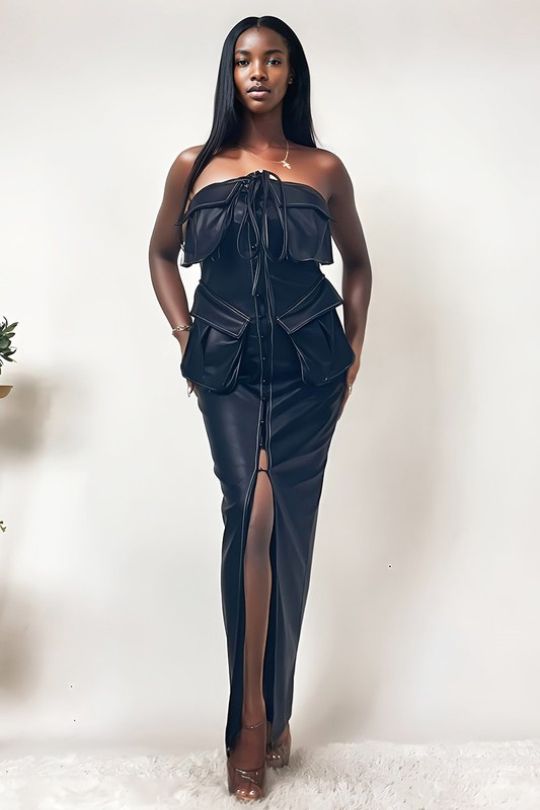 Vestido de cuero negro sin mangas con botones al frente