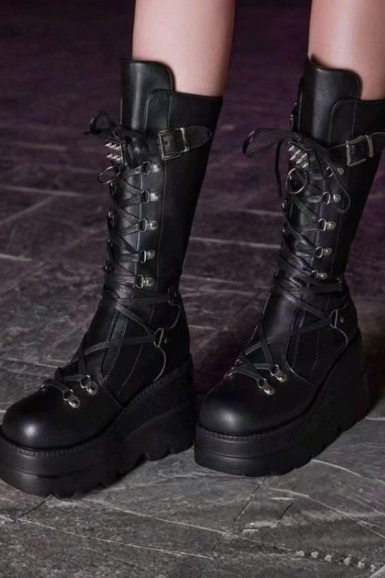 Botas de cuña con cordones de cuero sintético