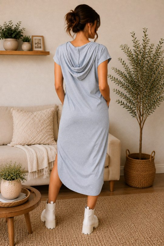 Vestido Perfee de manga corta con abertura frontal y capucha