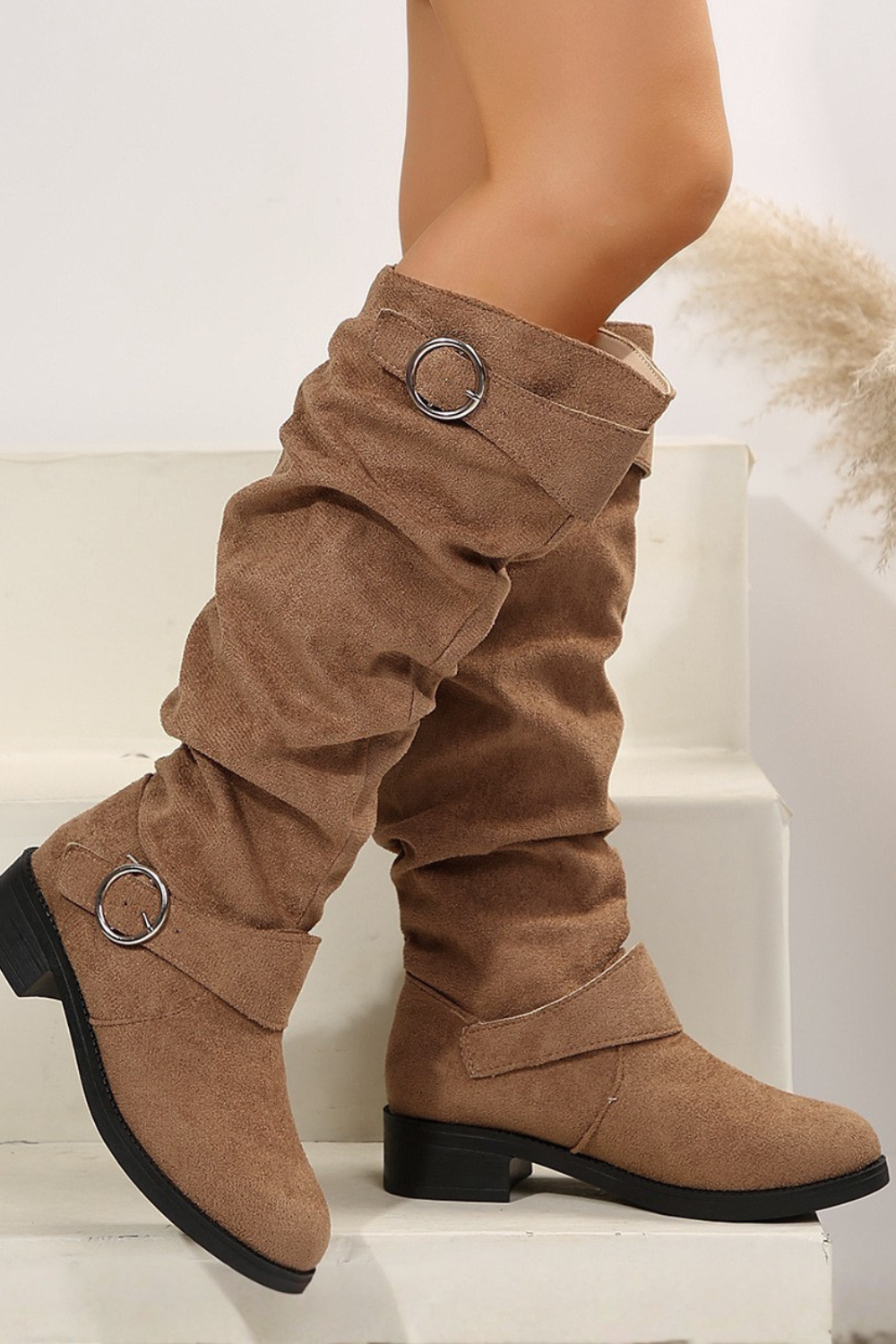 Botas de tacón de bloque con punta redonda y hebilla