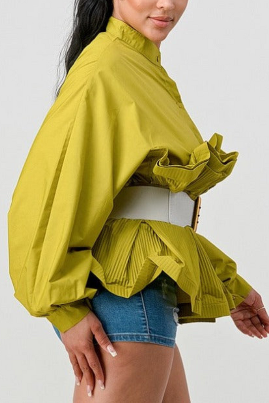 Blusa plisada con cinturón y mangas con volantes
