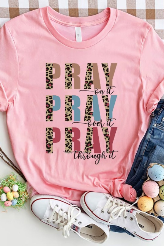 Camiseta de manga corta con gráfico de la letra Pray