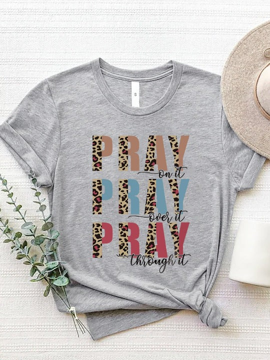 Camiseta de manga corta con gráfico de la letra Pray