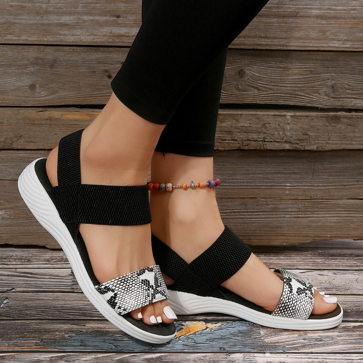 Sandalias de piel con punta abierta y tacón bajo