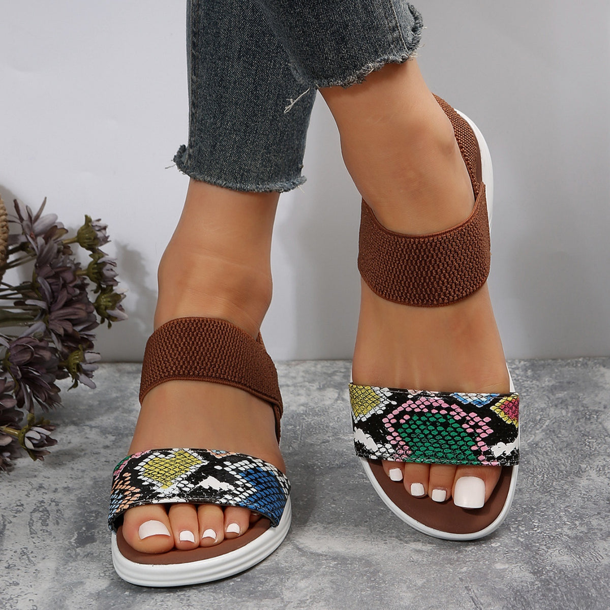 Sandalias de piel con punta abierta y tacón bajo