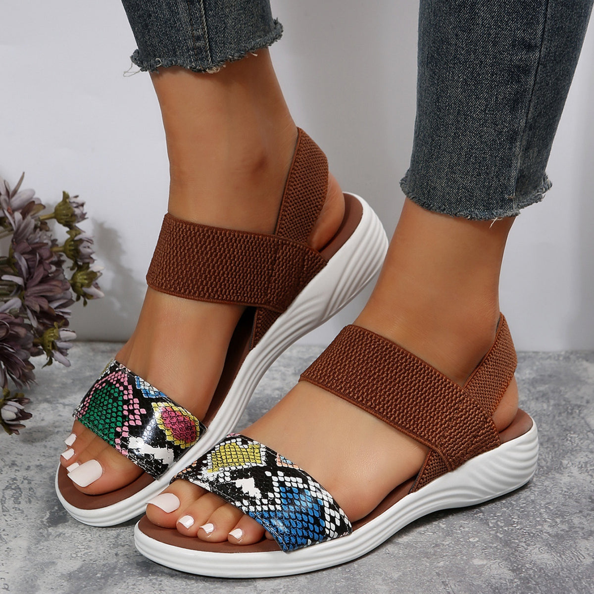 Sandalias de piel con punta abierta y tacón bajo