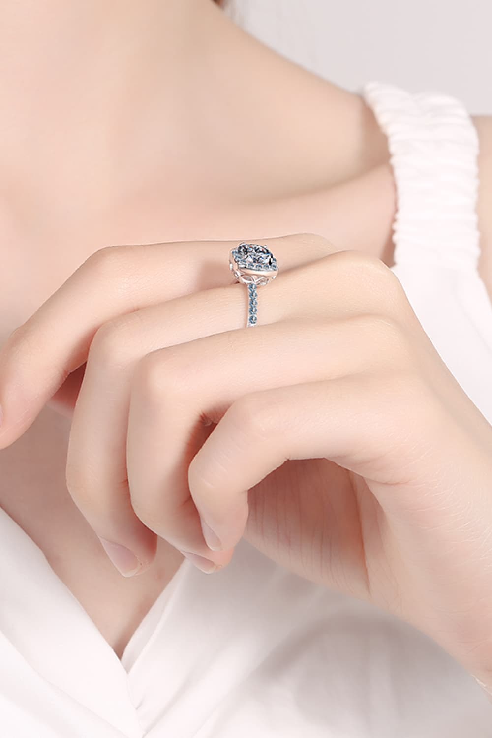 Anillo de moissanita con halo cuadrado de 2 quilates