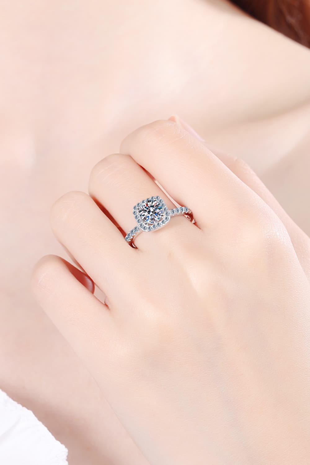 Anillo de moissanita con halo cuadrado de 2 quilates
