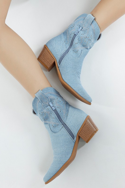 Botas vaqueras de mezclilla con detalles recortados para mujer