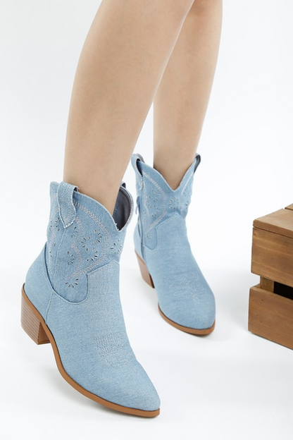 Botas vaqueras de mezclilla con detalles recortados para mujer