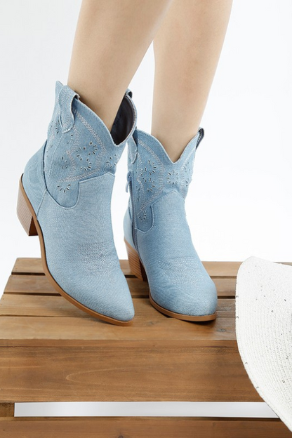 Botas vaqueras de mezclilla con detalles recortados para mujer