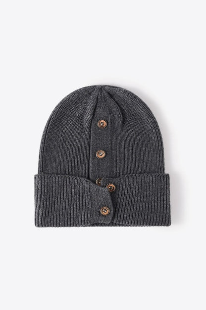 Gorro de punto acanalado con puños y detalle de botones